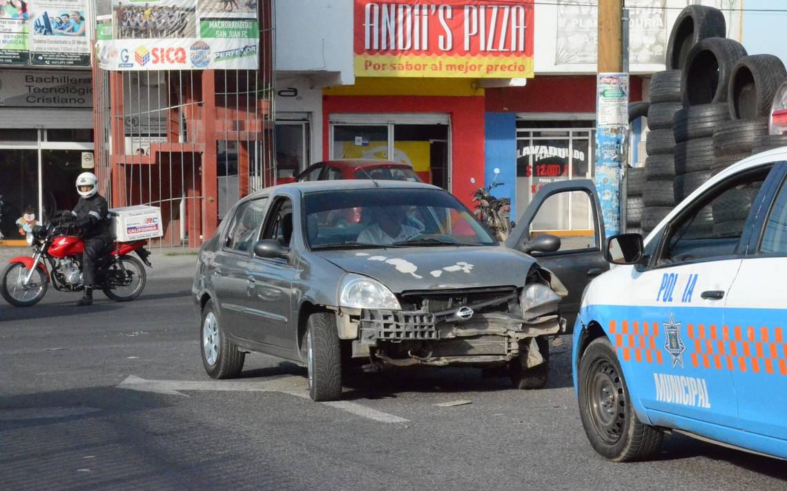 Choque frontal entre dos carros El Sol de San Juan del